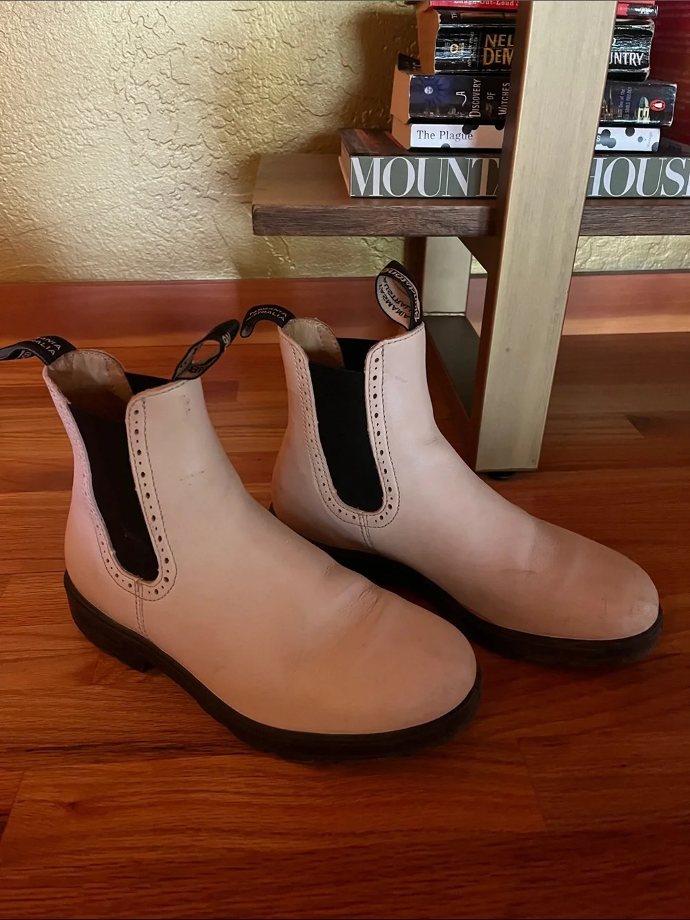 Blundstone Cream Leather Chukka Boots with Black Elastic